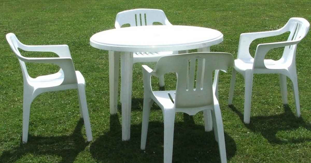 how to clean white plastic garden furniture uk